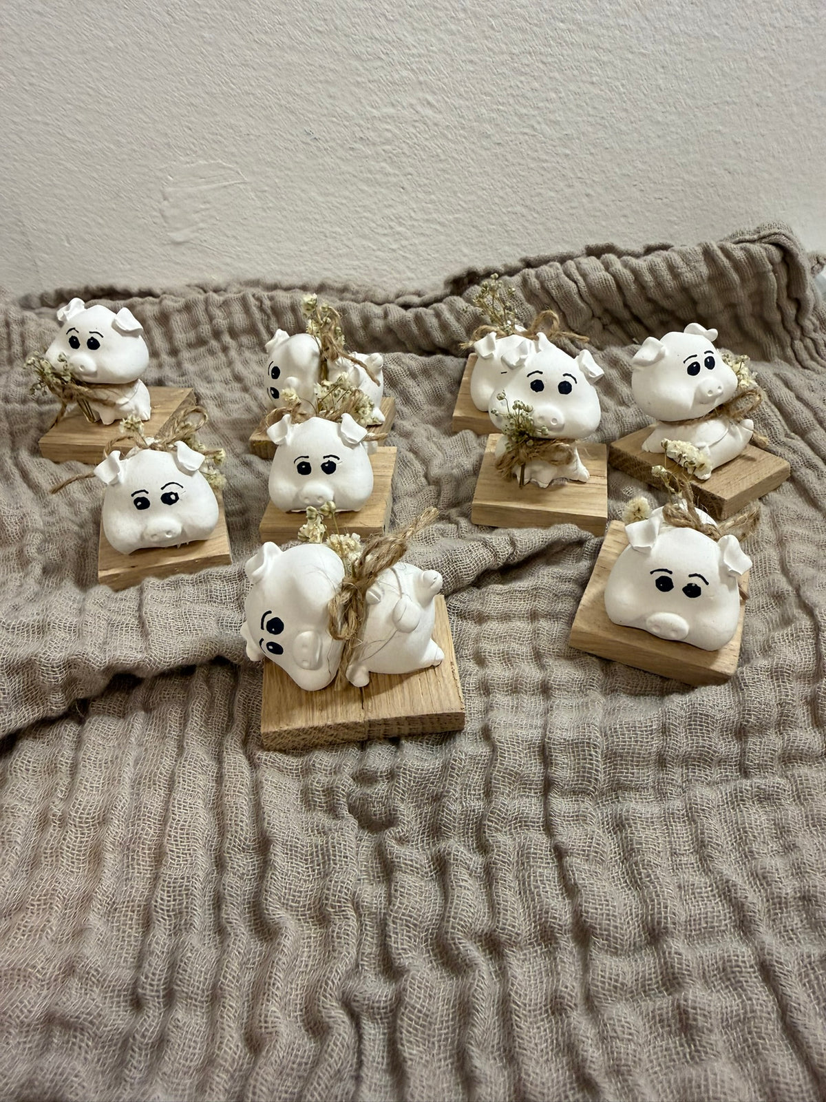 Glücksschweinchen auf Holz