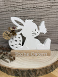 Hase mit Schmetterling