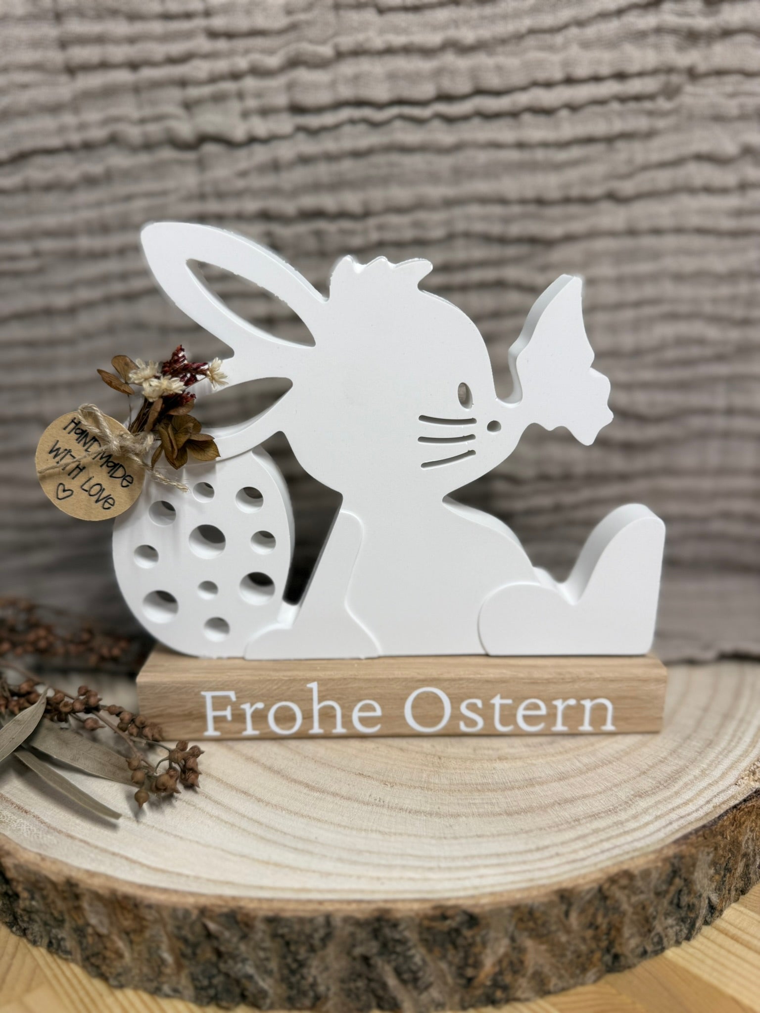 Hase mit Schmetterling