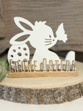 Hase mit Schmetterling