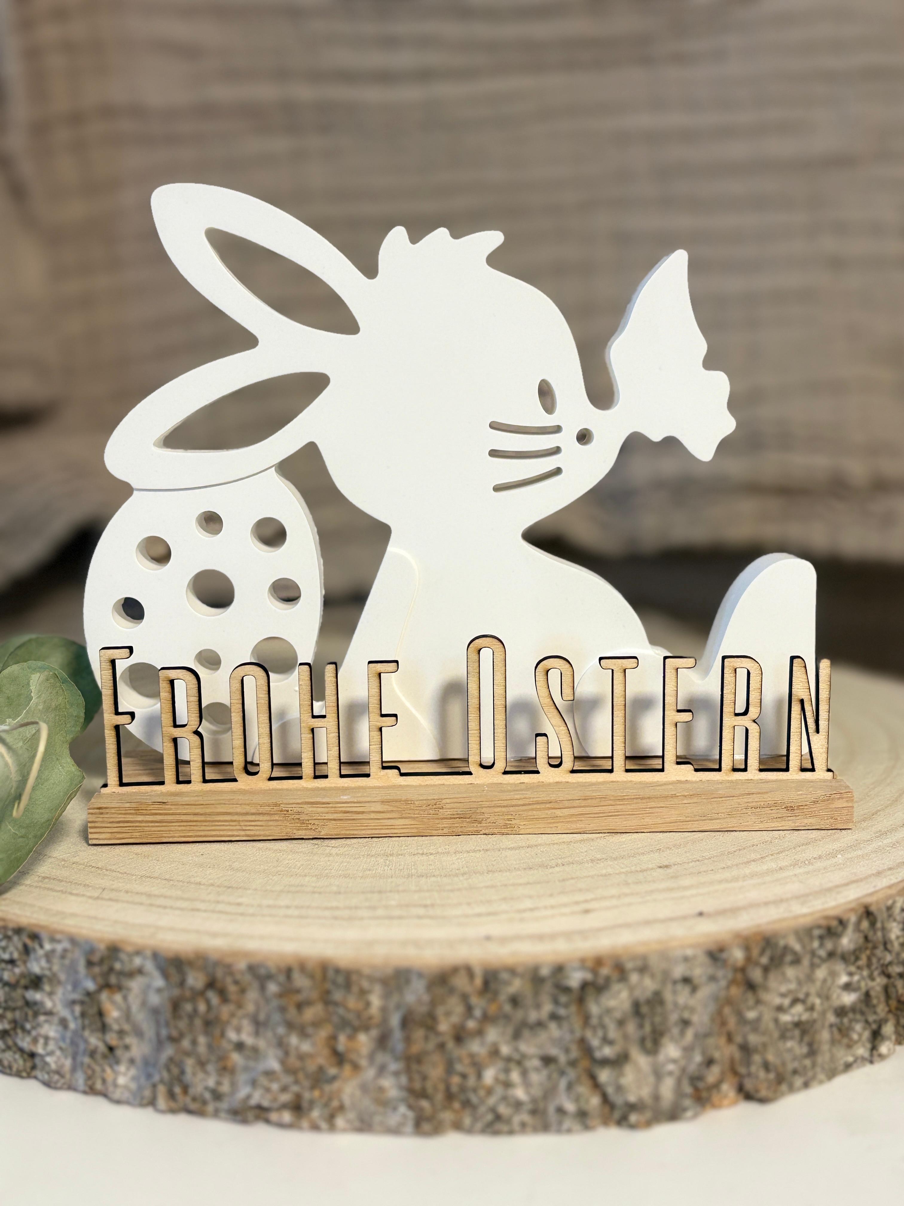 Hase mit Schmetterling