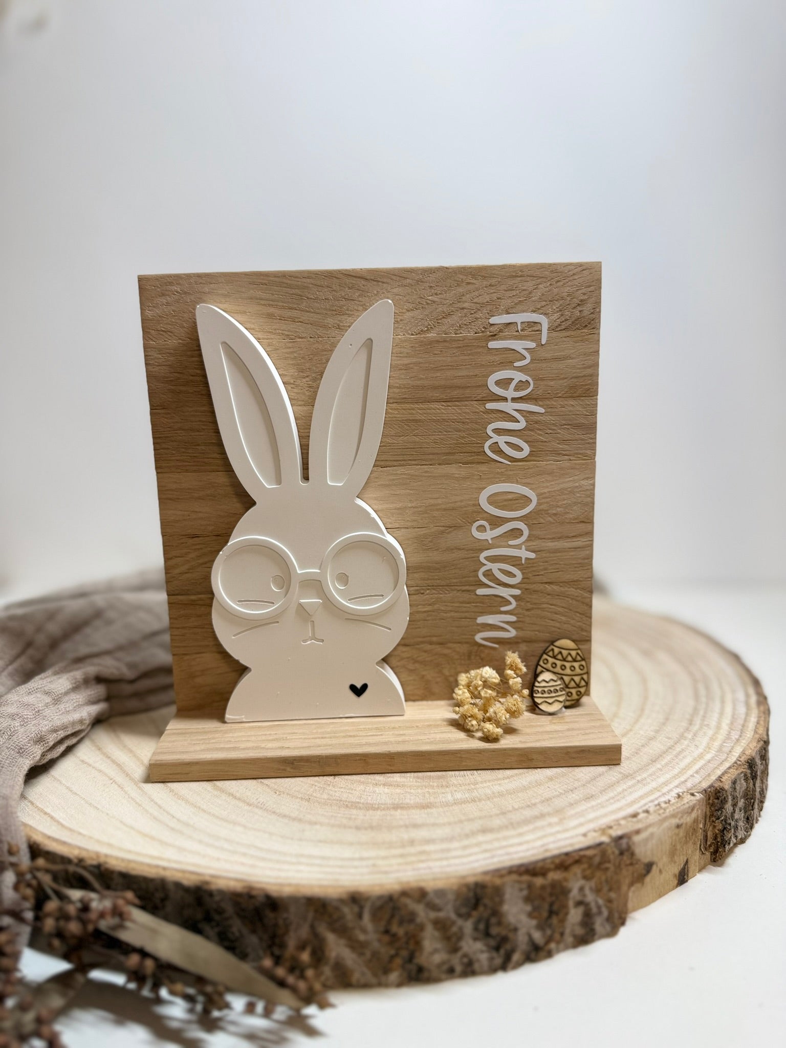 Hase mit Brille auf Holzschild