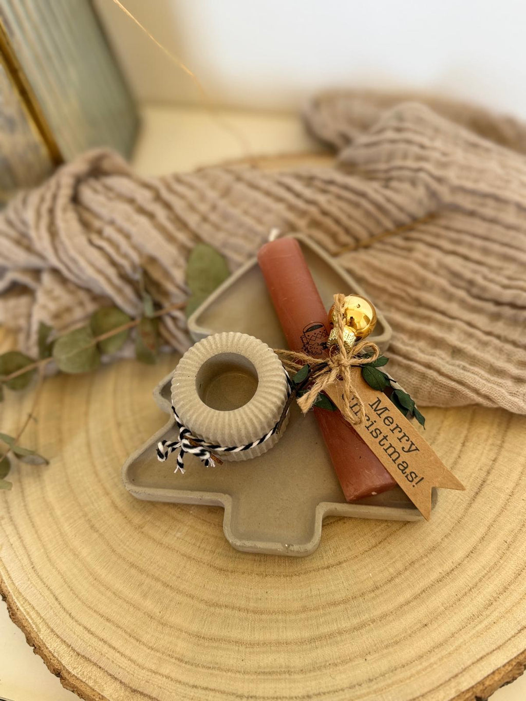 Christbaumteller mit Kerze und Kerzenhalter