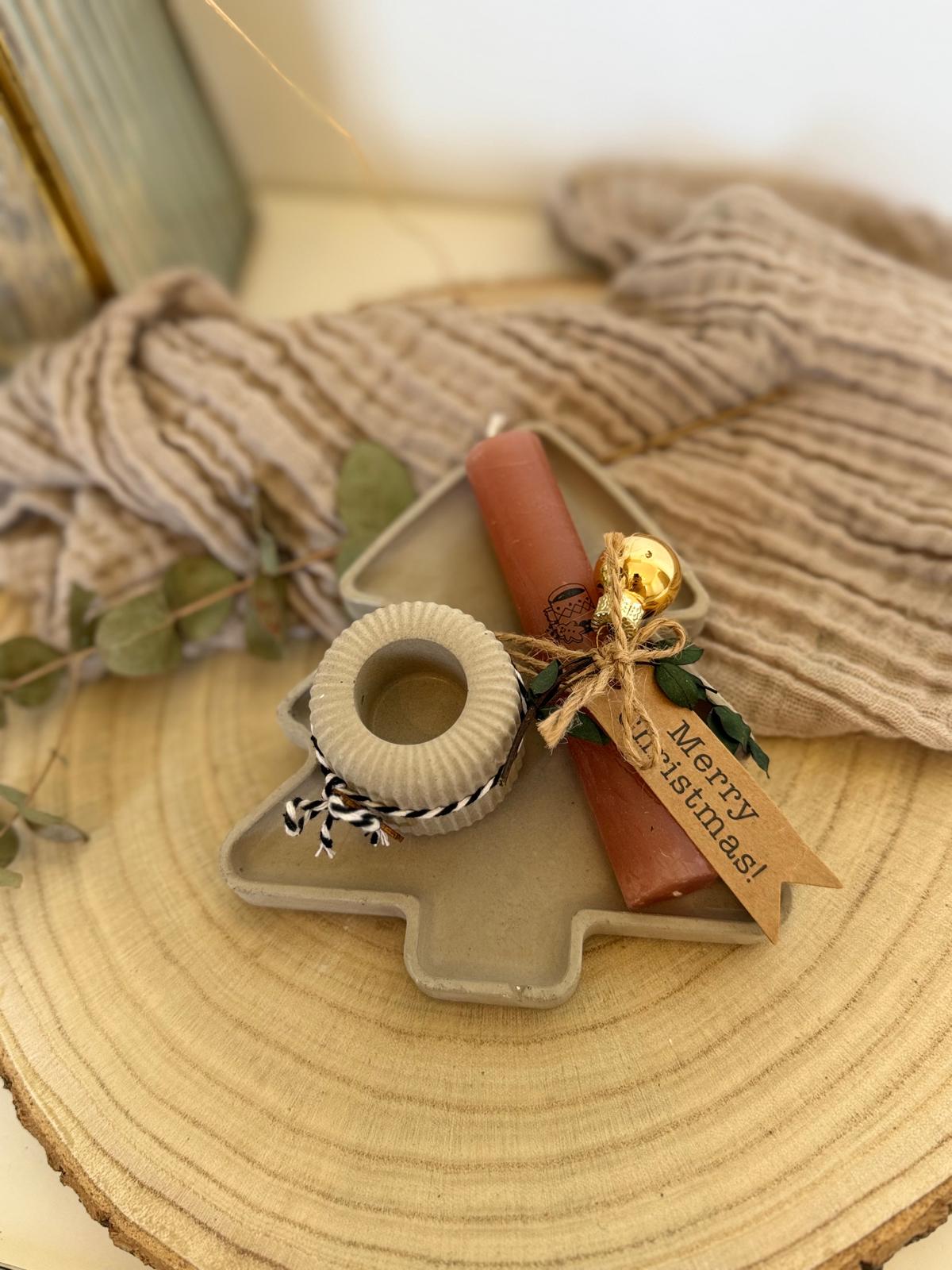 Christbaumteller mit Kerze und Kerzenhalter